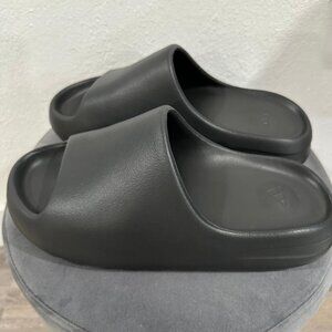 YEEZY SLIDES